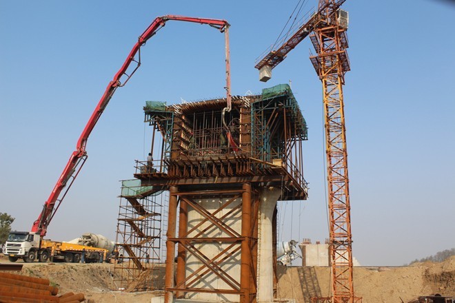  p>悬臂浇筑法指的是在桥墩两侧设置工作平台,平衡地逐段向跨中悬臂