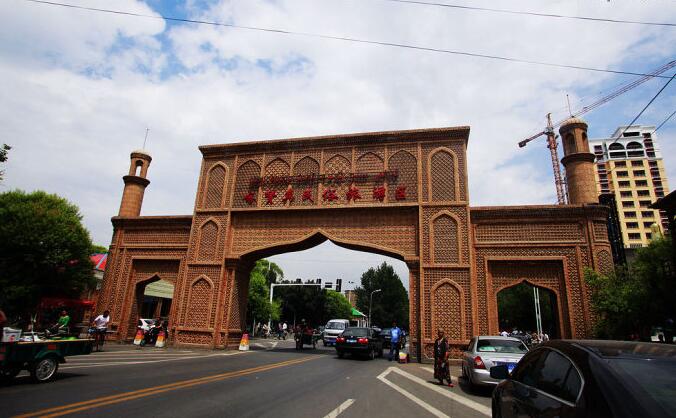  p>在新疆伊宁市,有一条名声响亮的"汉人街".