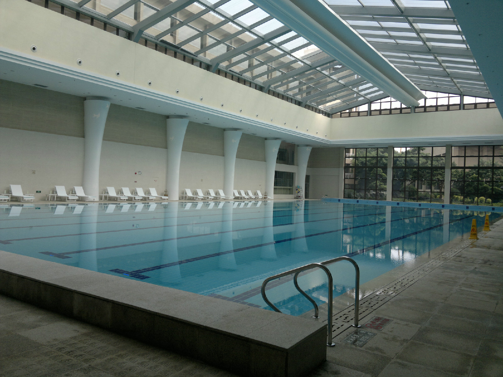  p>游泳池是人们进行 a href="#" data-lemmaid="4638325">游泳运动 