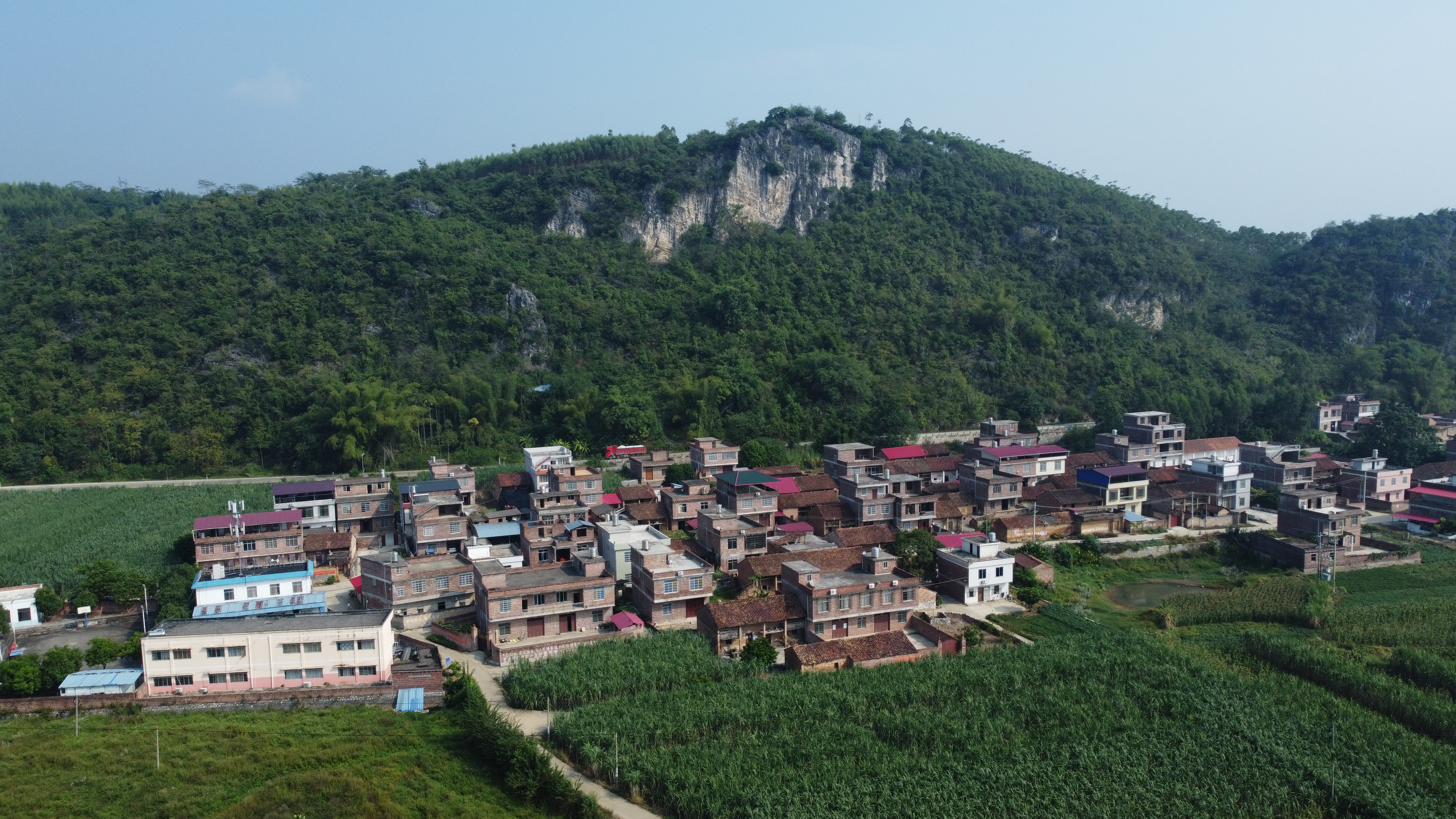  p>高镜村,位于广西壮族自治区来宾市兴宾区平阳镇,全村壮族为主,方言