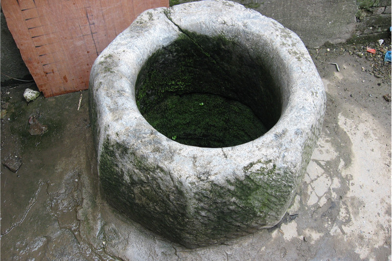  p>城中村老陈街古井位于埤城镇城中村,八角柱形石质井栏,内径35cm