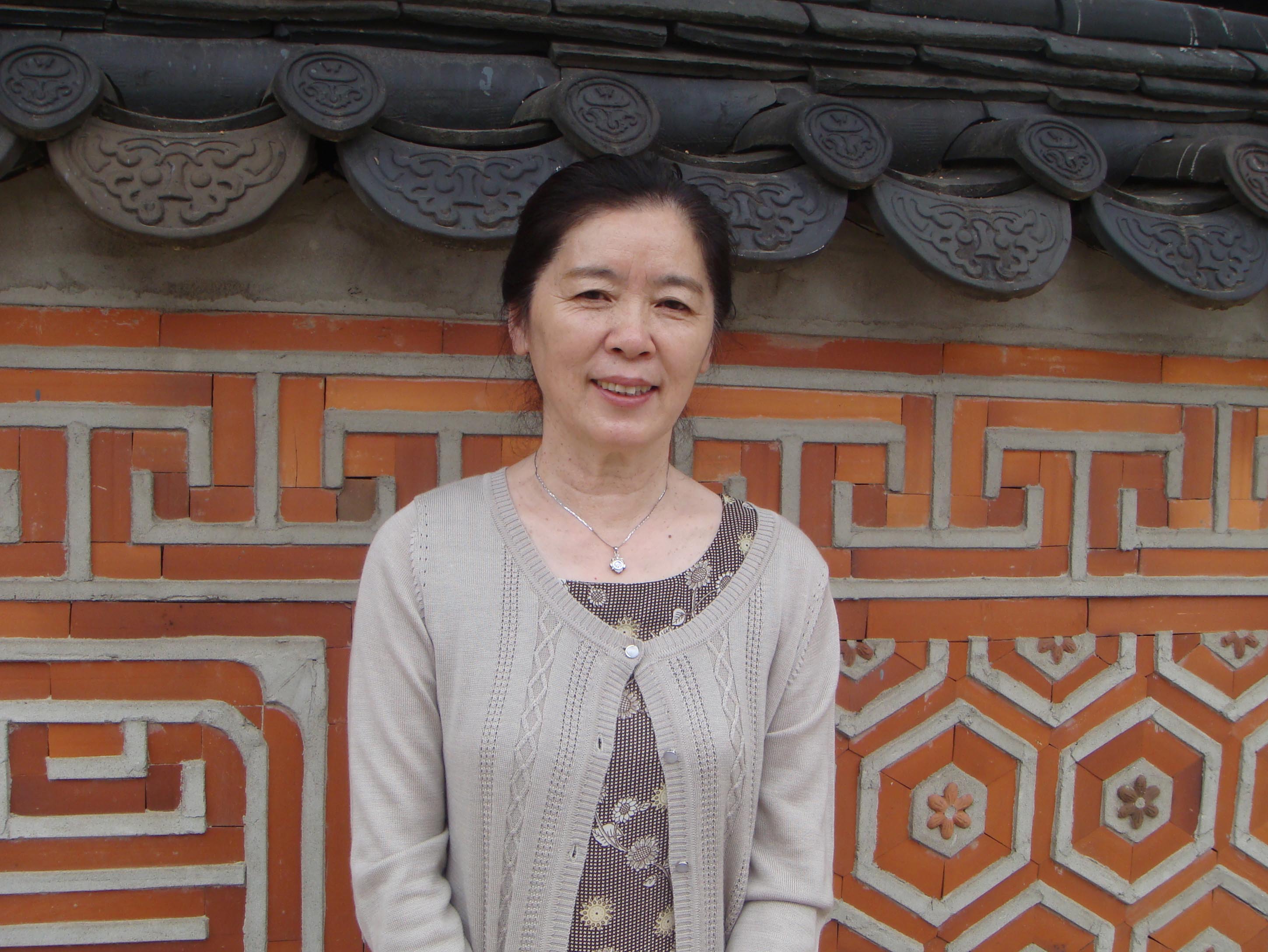 艺术学院设计专业,2007年结业于中国艺术研究院研究生院重彩工作室