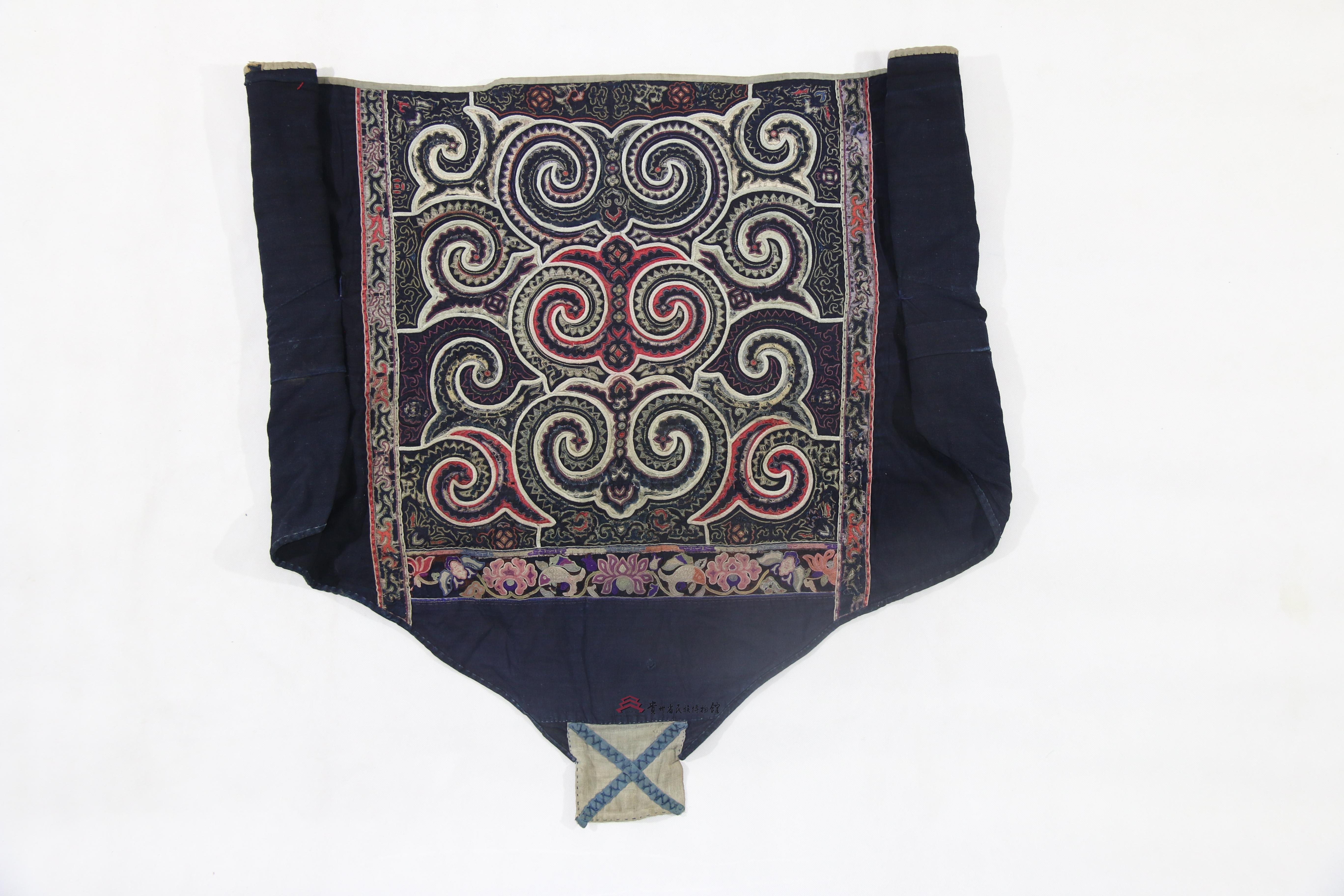 当代云南麻栗坡彝族刺绣虎纹背带