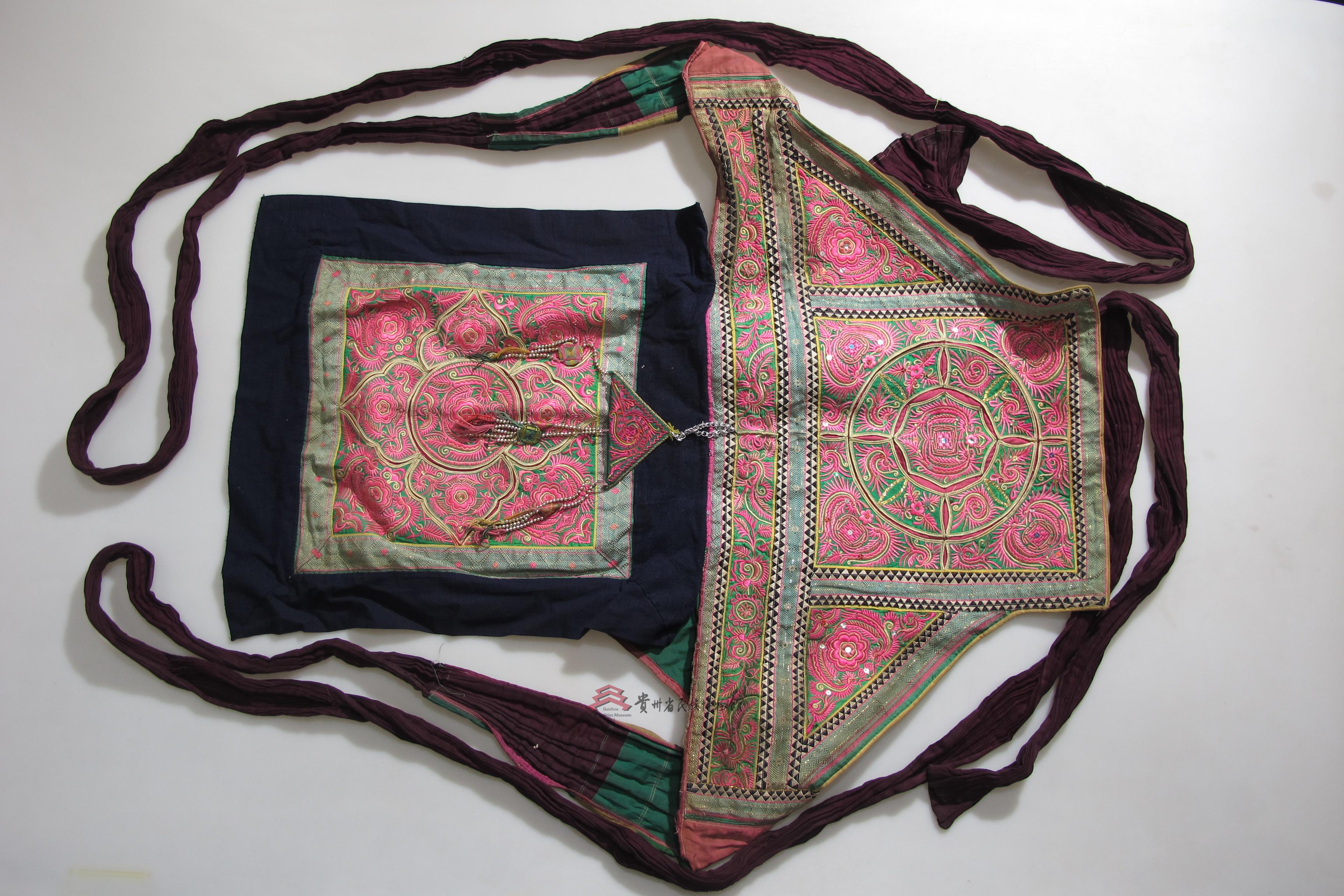 凤纹背带是一件由贵州省民族博物馆通过征集而来的民族历史和文化藏品