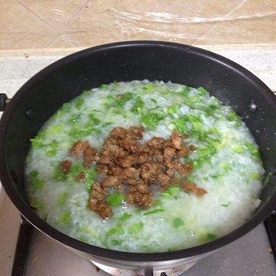 id="gnwh58vxt1">青菜瘦肉粥,是一道家常菜,主要制作材料是小油菜