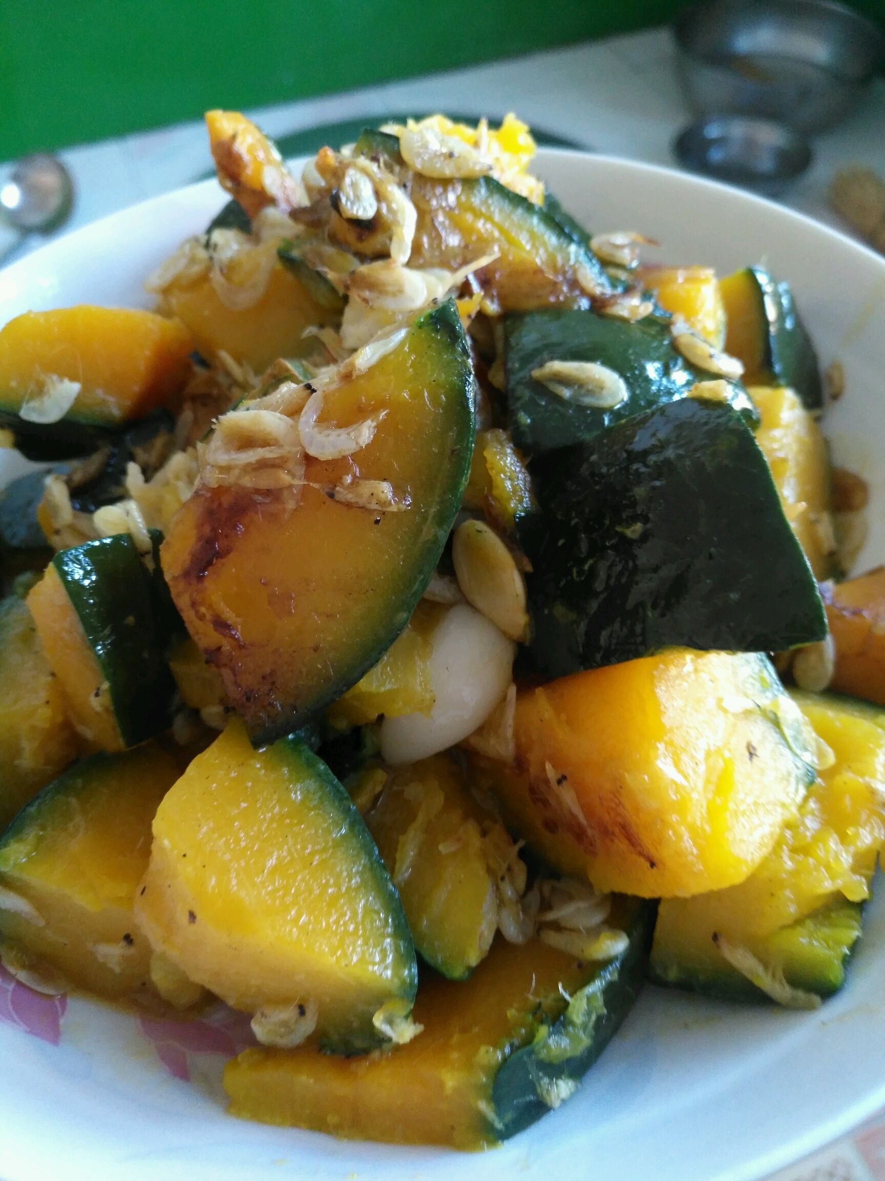  p>南瓜炒虾米是由虾,南瓜为主要食材做成的一道菜品,是一道色香味俱