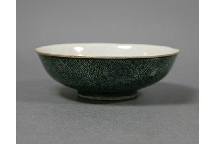景德镇窑绿釉黑彩花卉纹碗