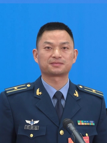 枣阳人,1985年9月出生,2005年9月入伍,2007年12月入党,空军少校军衔