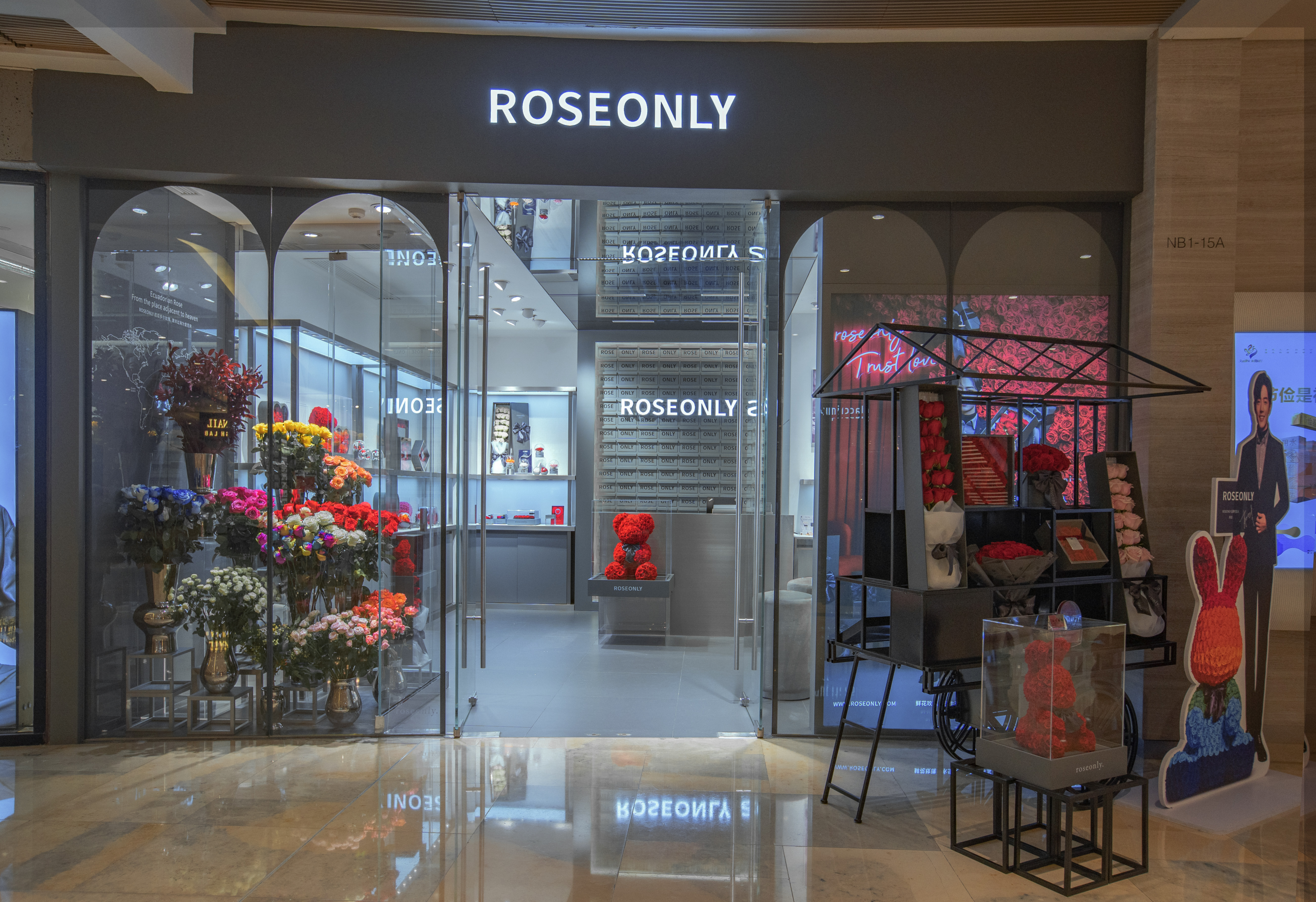  p>roseonly,高端玫瑰及珠宝品牌,专注于打造 a ta