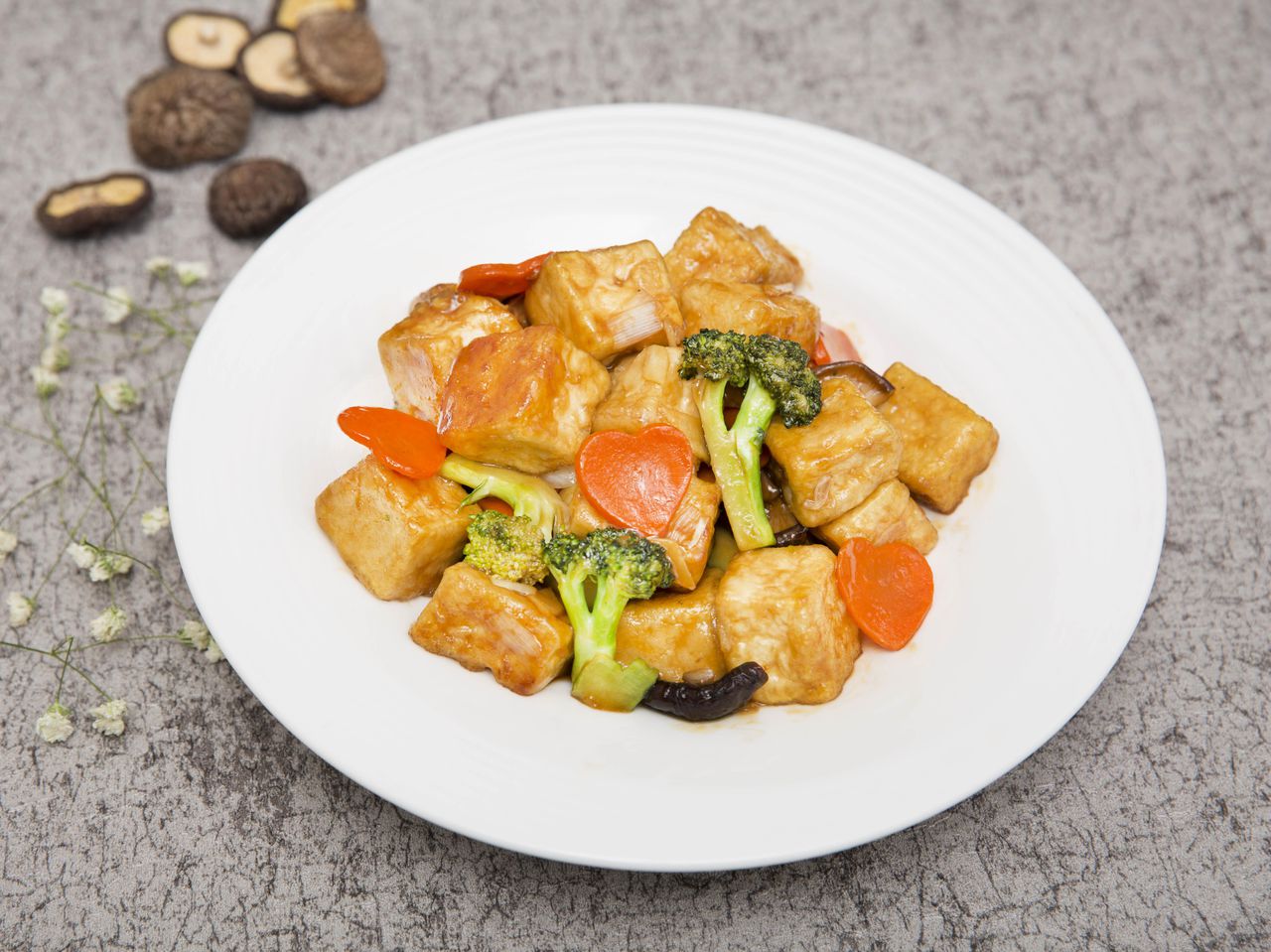  p>溜豆腐泡是用水豆腐,大红辣椒等材料制作的一道家常菜.