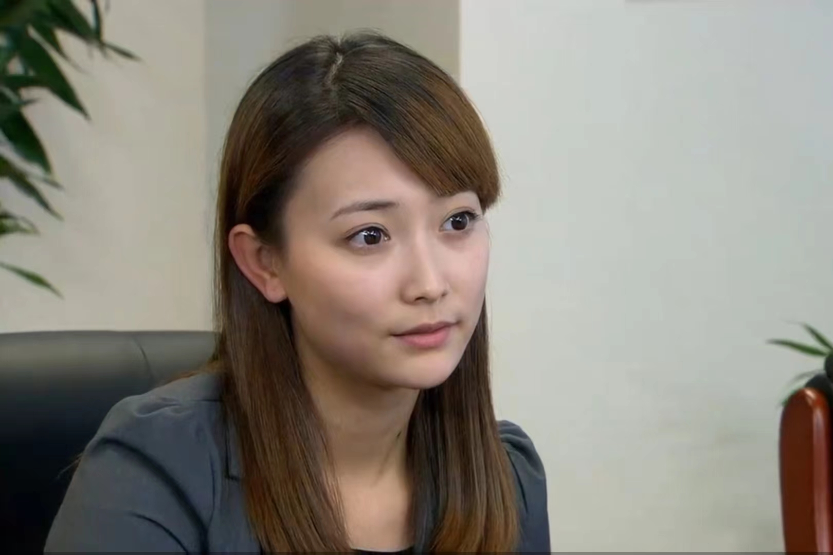 电视剧《门·第》中的女配角,由郝洛钒饰演