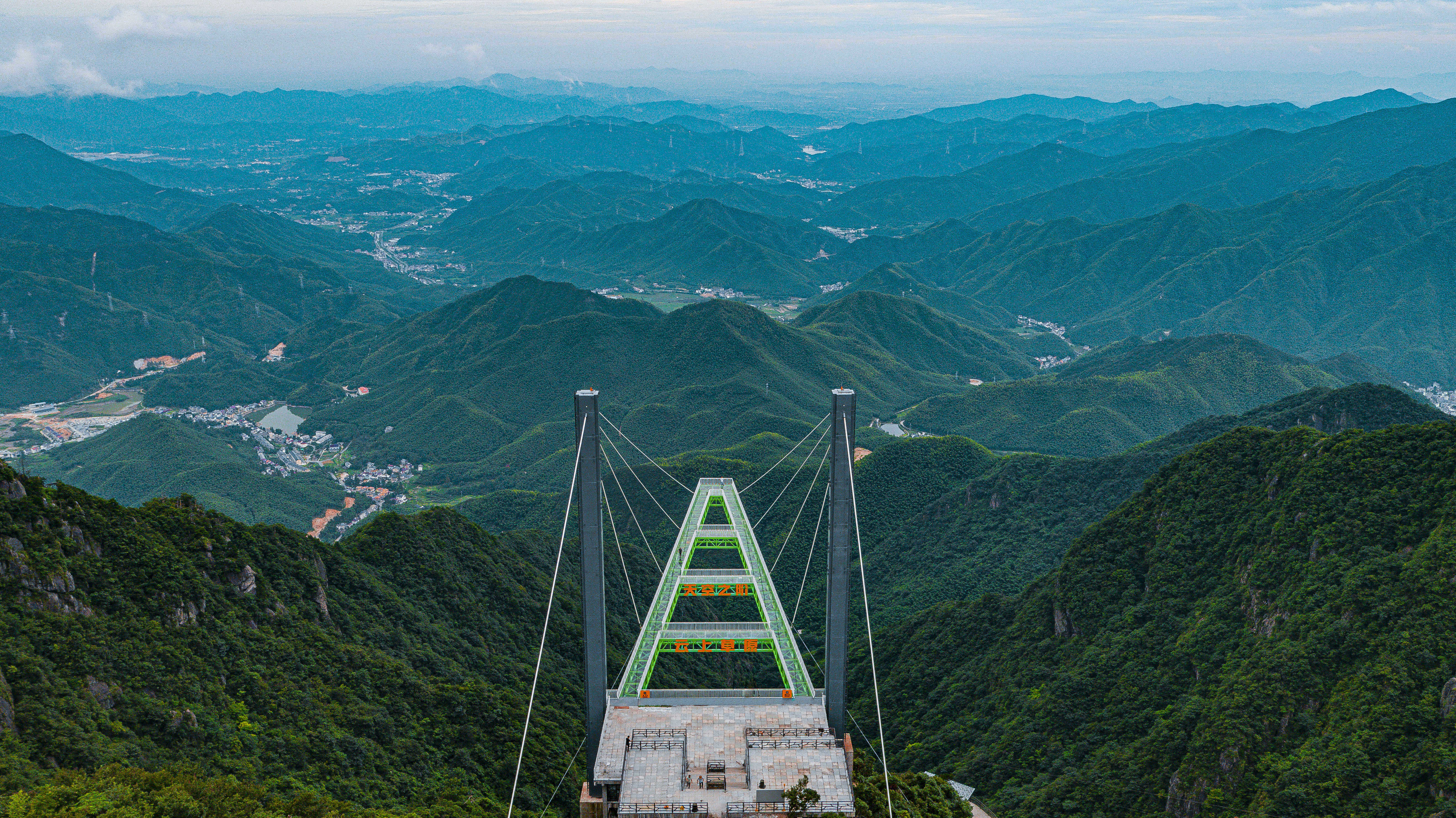  p>云上草原国际山地旅游度假区,位于浙江安吉山川乡,占地约5000亩