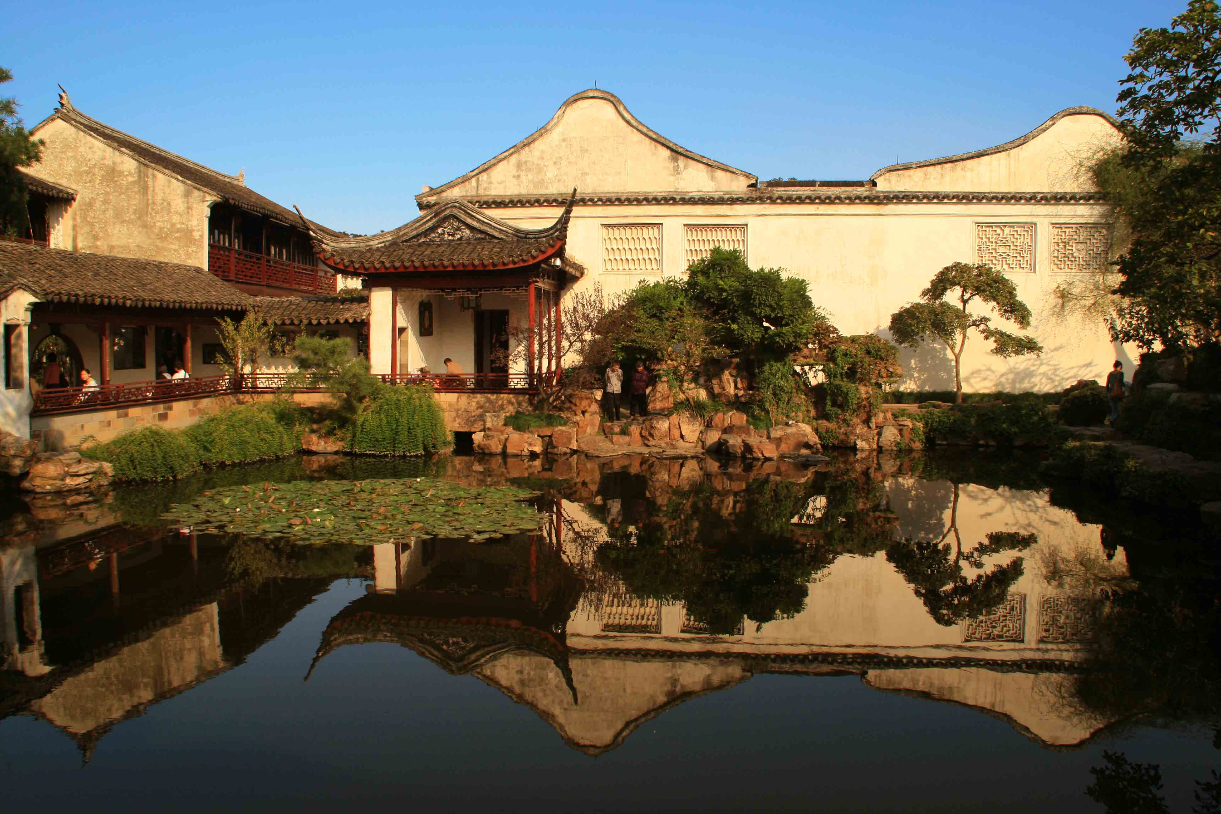 >走过这座规模不大,由四只大小不同的青石狮子围护的四柱三门木制牌坊