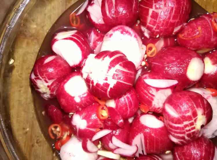  p>白糖是由甘蔗和甜菜榨出的糖蜜制成的精糖.白糖色白,干净,甜度高.