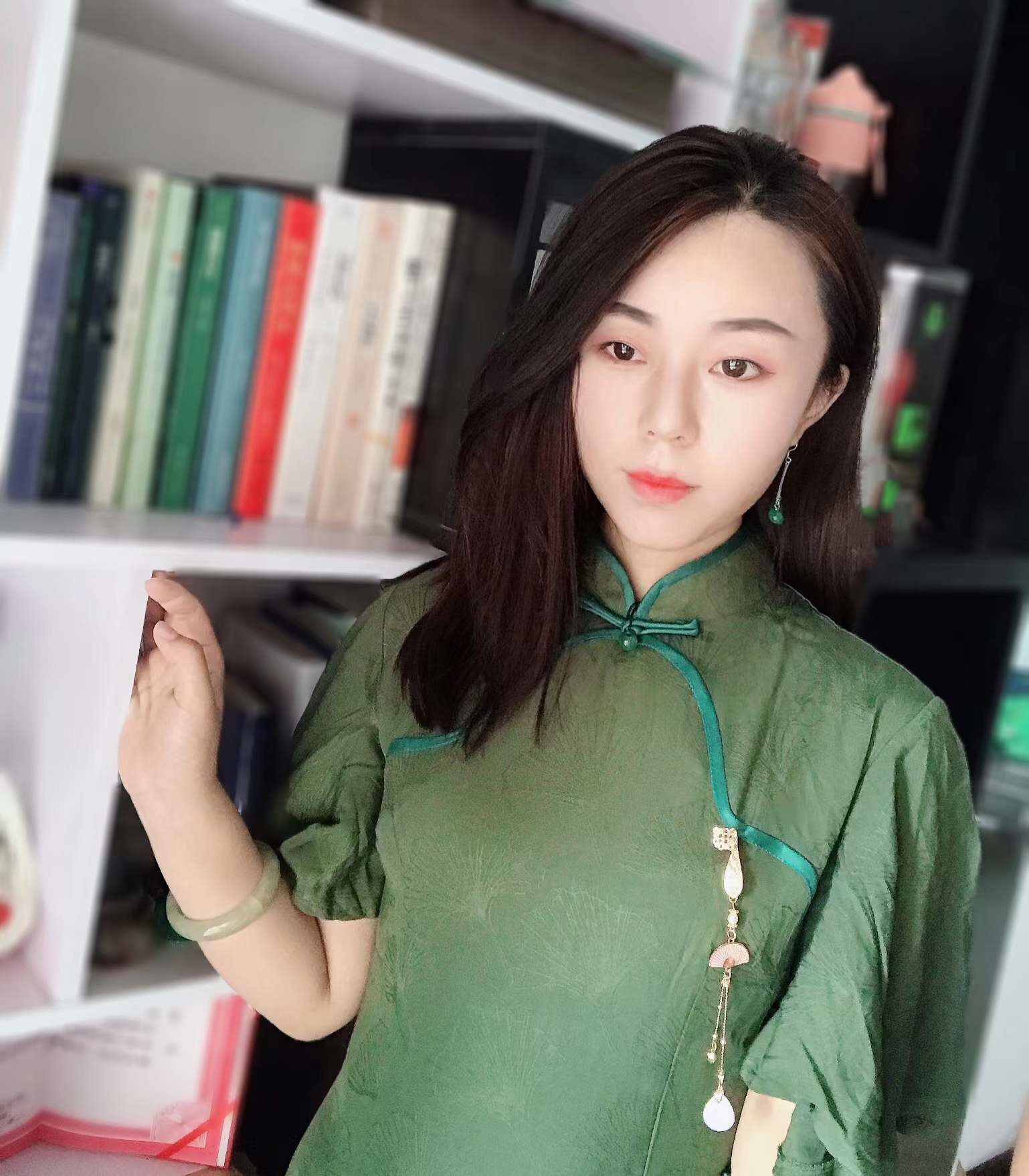  p data-id="gnfj6ecj5u">马婷,中国散文作家,中国作家协会会员,西安