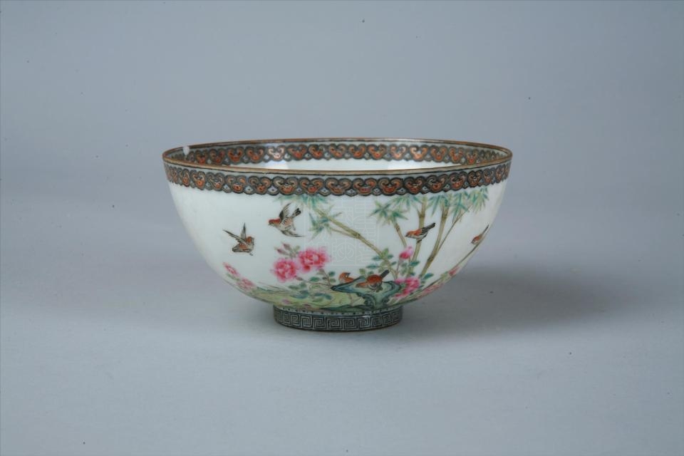 清"乾隆年制"款珐琅彩花鸟纹脱胎瓷碗