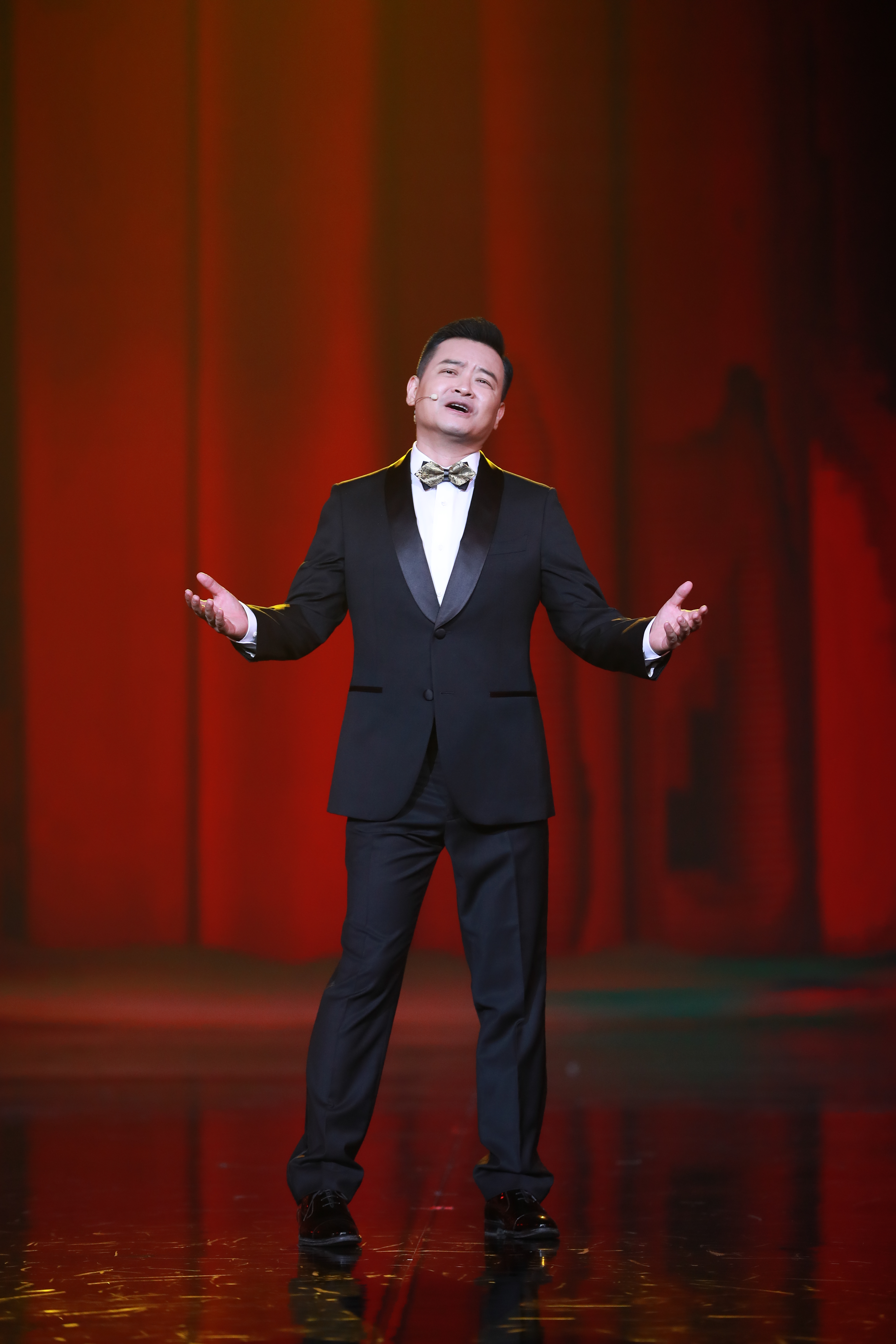  p>李佳明,1975年10月10日出生于新疆库尔勒,中共党员,中央广播电视总