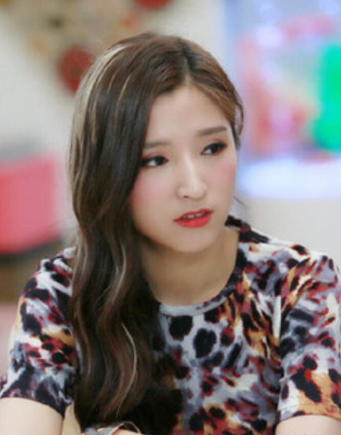 朱丽娅,女,现代都市剧《 a target="_blank" href="/item/爱情万万岁
