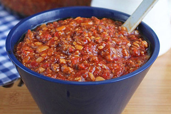  p>花生芝麻辣椒酱是一款由花生,芝麻等原料制成的酱品. /p>