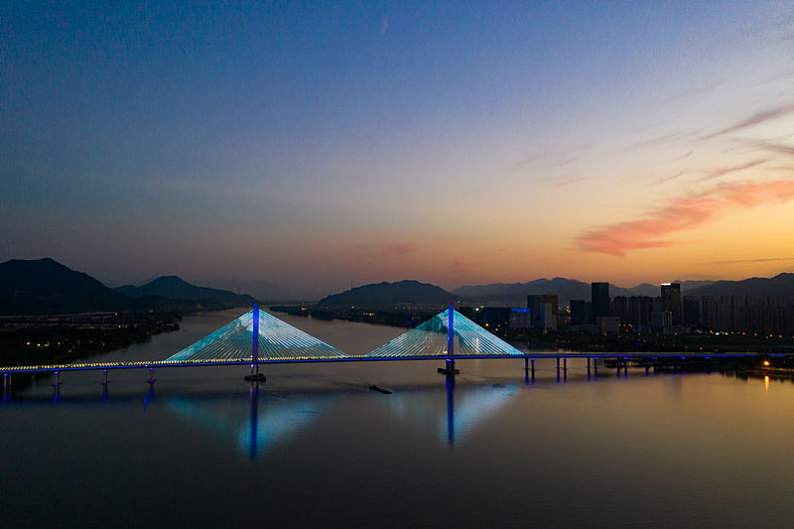  p data-id="u5thibtggrdp">富阳大桥(原名鹿山大桥),为浙江省杭州市 