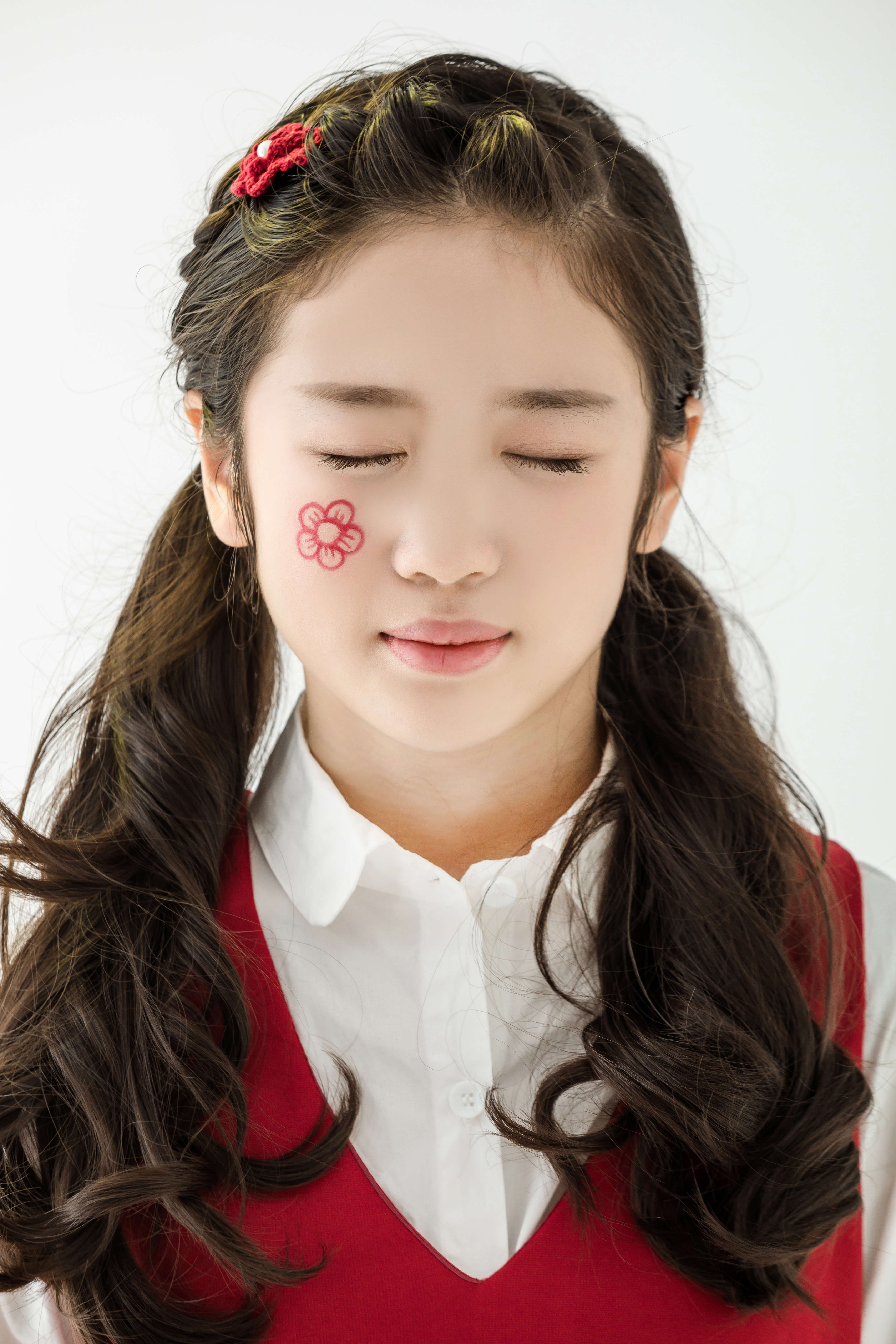  p>邓文怡,2009年11月14日出生于香港,童星,中国香港女歌手.