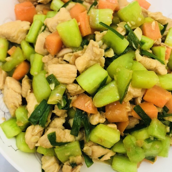  p>黄瓜鸡肉是一道美食,主要材料是鸡胸肉,小黄瓜等,辅料有色拉油,绍