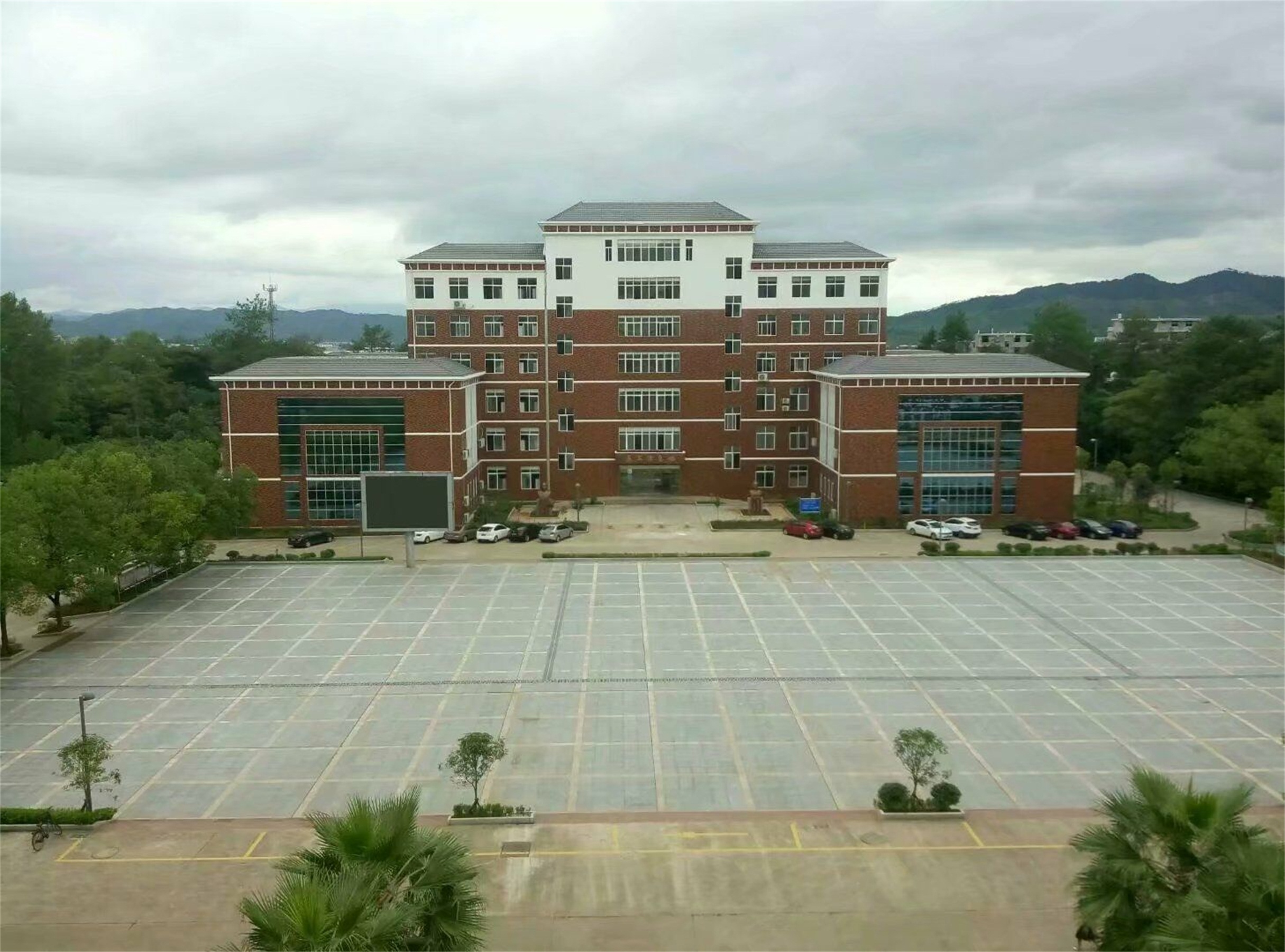  p>瑞金第一中学,是一所历史悠久,颇有影响的 b>江西省首批优秀重点