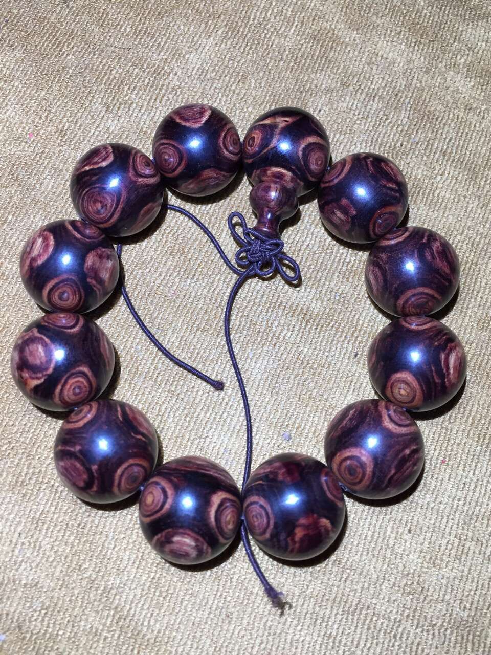  p>紫檀柳是一种罕见的名贵树木,真实学名是越南的安南黄檀(越南名tr