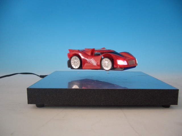  p>磁悬浮汽车的所有车轮的中间都安装了旋转发动机;车轮外侧安装了两