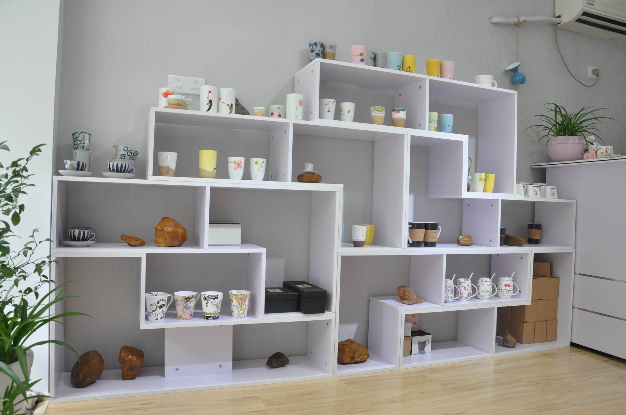  p data-id="gnb7nd3tu0">陈列柜,一种专门用于陈列商品,样品,产品