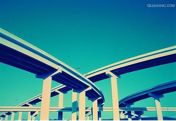 i">立交桥(highway lnterchange或flyover)全称为"立体交叉交通用桥"