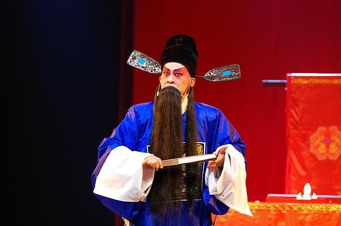 书生张成义为上京求取功名,因无盘缠,前去舅父窦九成家借贷,窦家也拿