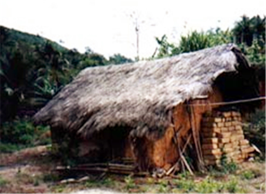  p>毛岸苗村沿海榆中线公路南行15公里到达冲山镇,陡水河缓缓流过,毛