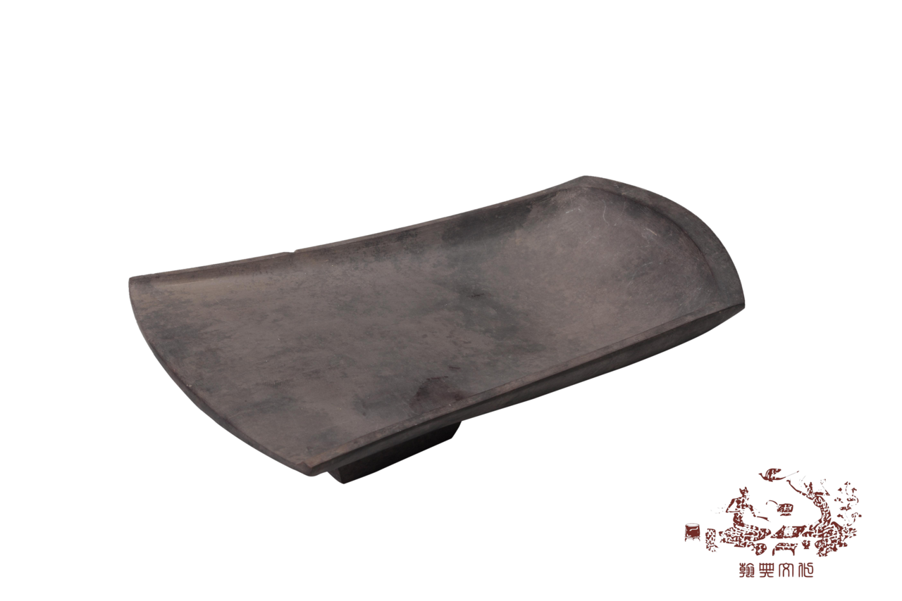 材质为紫端石.箕斗形,双足,砚池有墨锈.