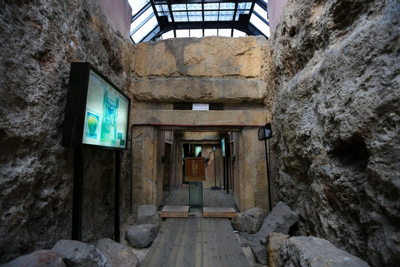  p> b>西汉南越王墓位于广东省广州市越秀区解放北路的象岗山上,是