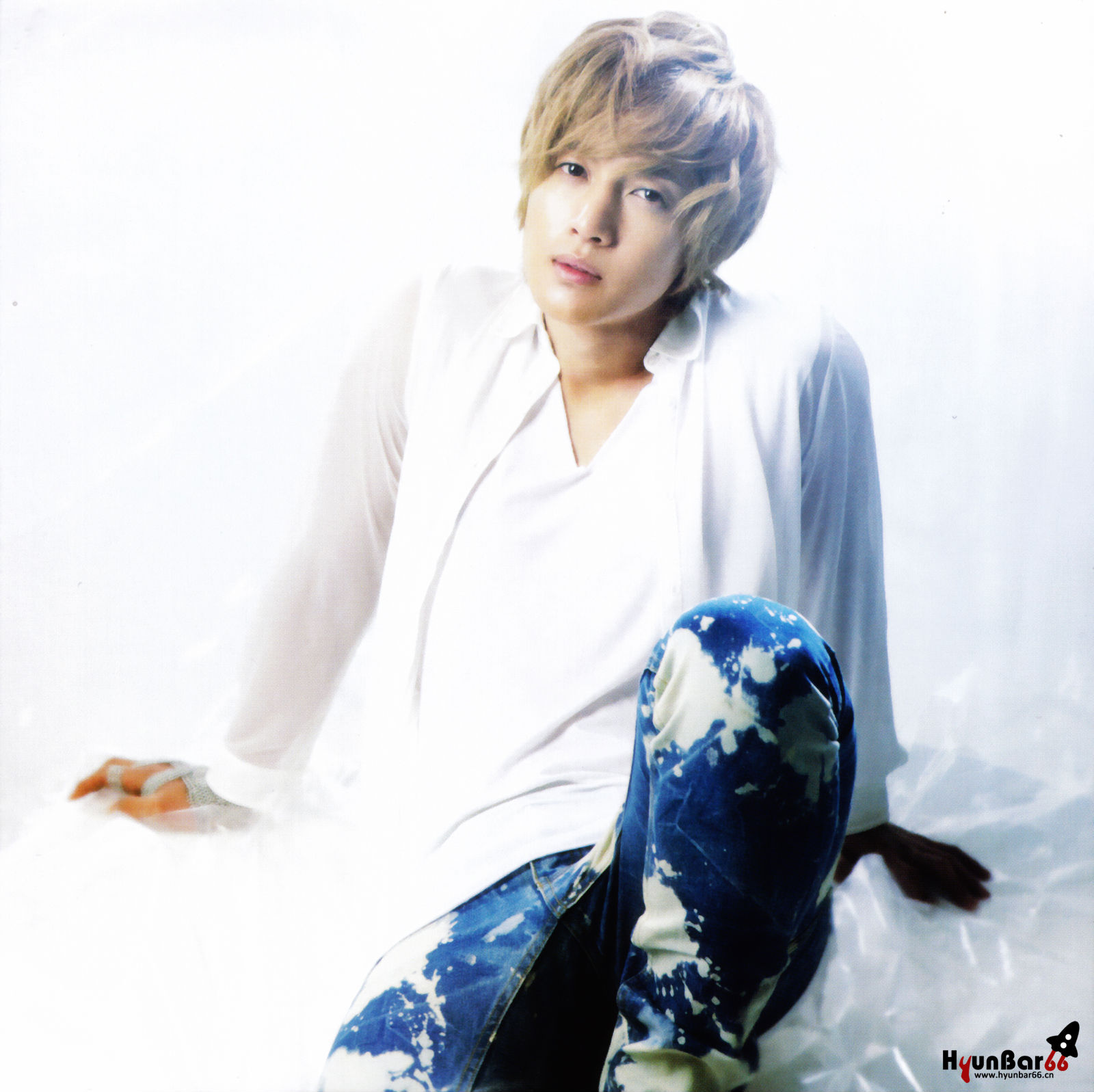  p>《kiss kiss/lucky guy》是韩国歌手金贤重在日本推出的首张个人ep