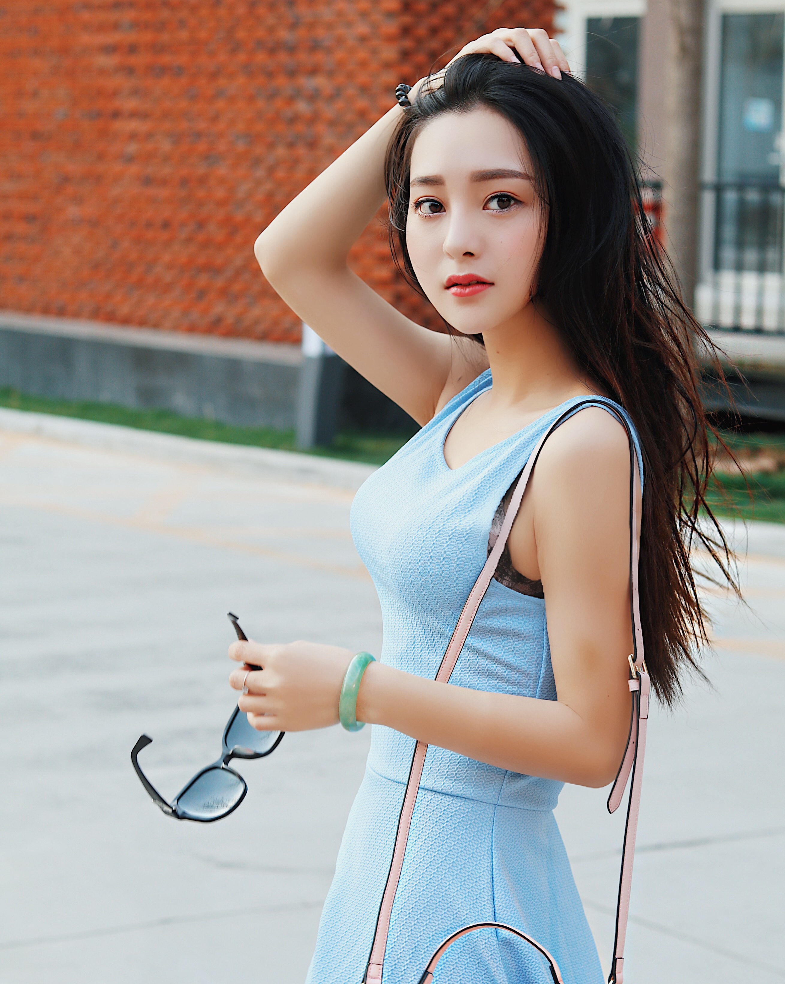  p>余爱笑,1995年11月,出生于浙江衢州,毕业于浙江传媒学院,新生代