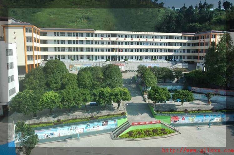  p>龙胜小学位于桑江河畔,县城东园路,前身是清光绪三十三年(1907年)