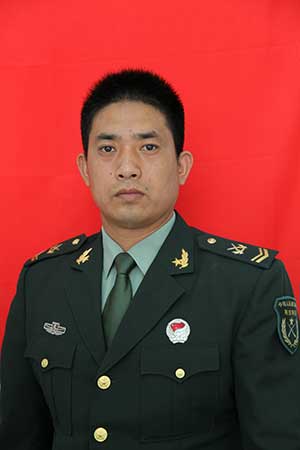 江苏淮安人,1983年8月出生,2002年12月入伍,2007年7月入党,上士军衔