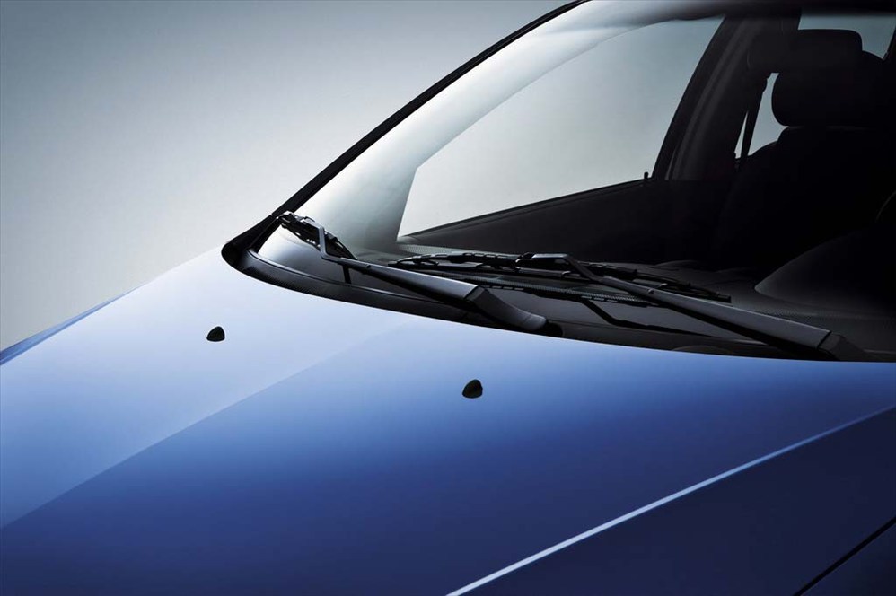  p>汽车玻璃的制作是通过在加热炉内将玻璃加热到接近软化温度,然后将