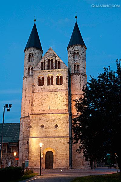  p>加洛林王朝时期出现,11—12世纪流行于西欧,北欧及部分东欧地区的