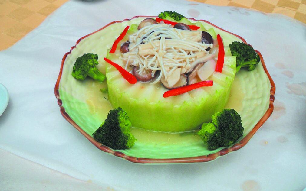  p>酿冬瓜是用冬瓜制作的一道淮扬菜,肥嫩清香.