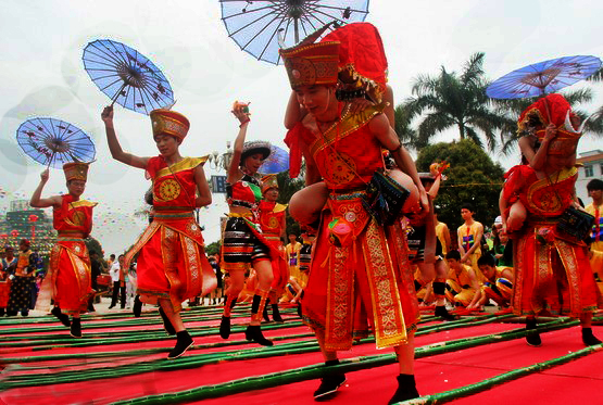  p>竹竿舞又称竹杠舞,持竿者姿势有坐,蹲,站三种,变化多样.