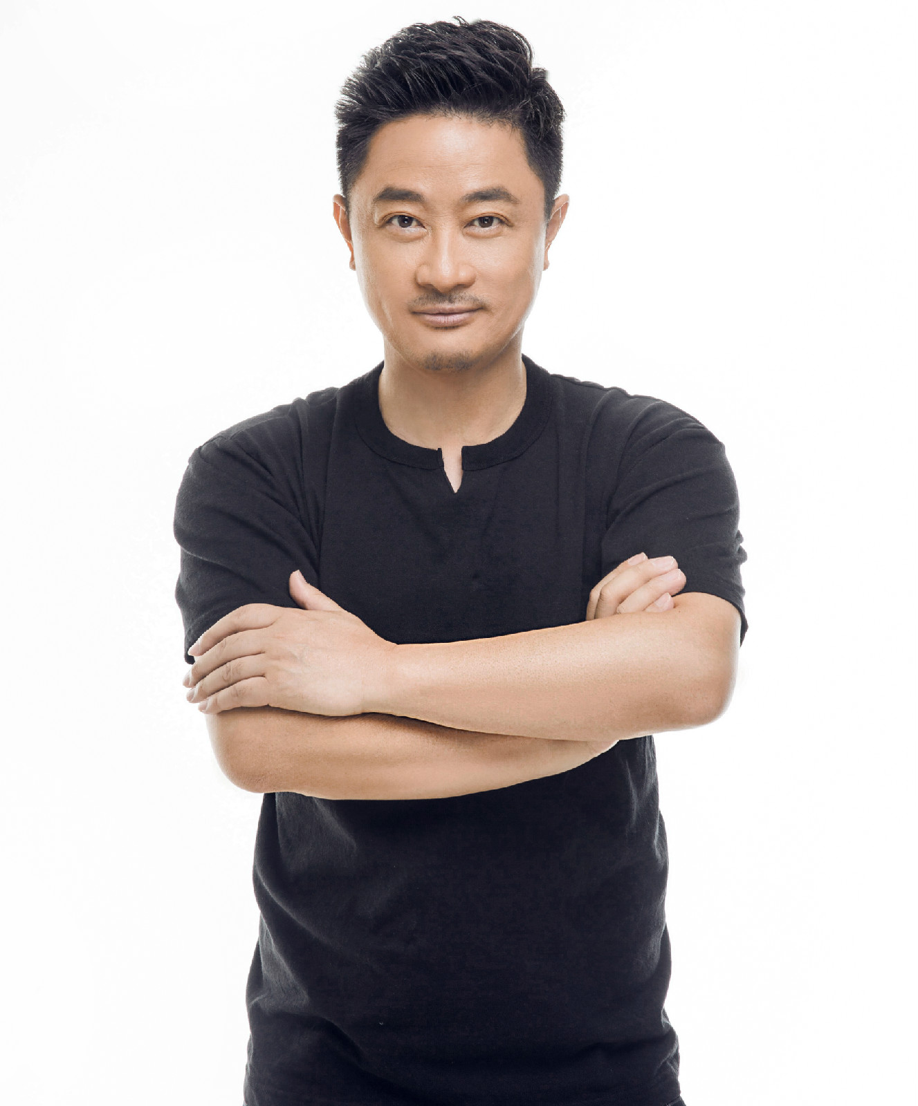  p data-id="gnx6k5zpsm">潘奕霖,男,原名潘军,出生在辽宁省抚顺市