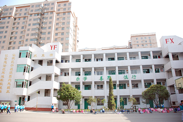  p>新乡市外国语小学建于1950年,位于新乡市文化街114号,学校环境优美