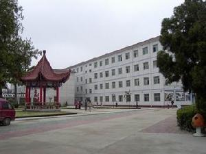 2004年筹建,2005年投入使用的封丘一中新校区占地220亩,封丘县