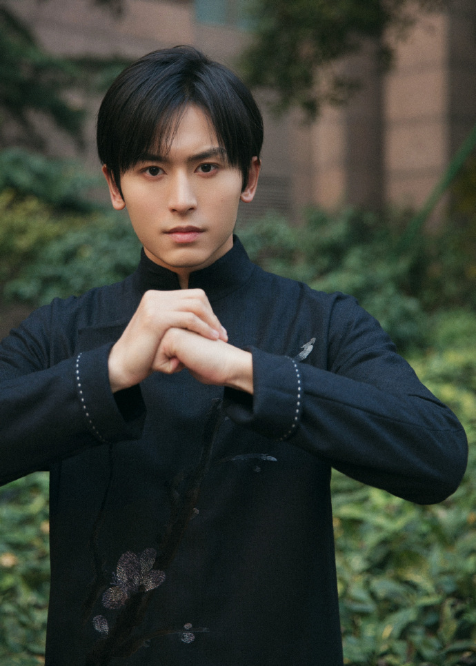  p>张哲瀚,1991年5月11日出生于江西省新余市,中国内地影视男演员