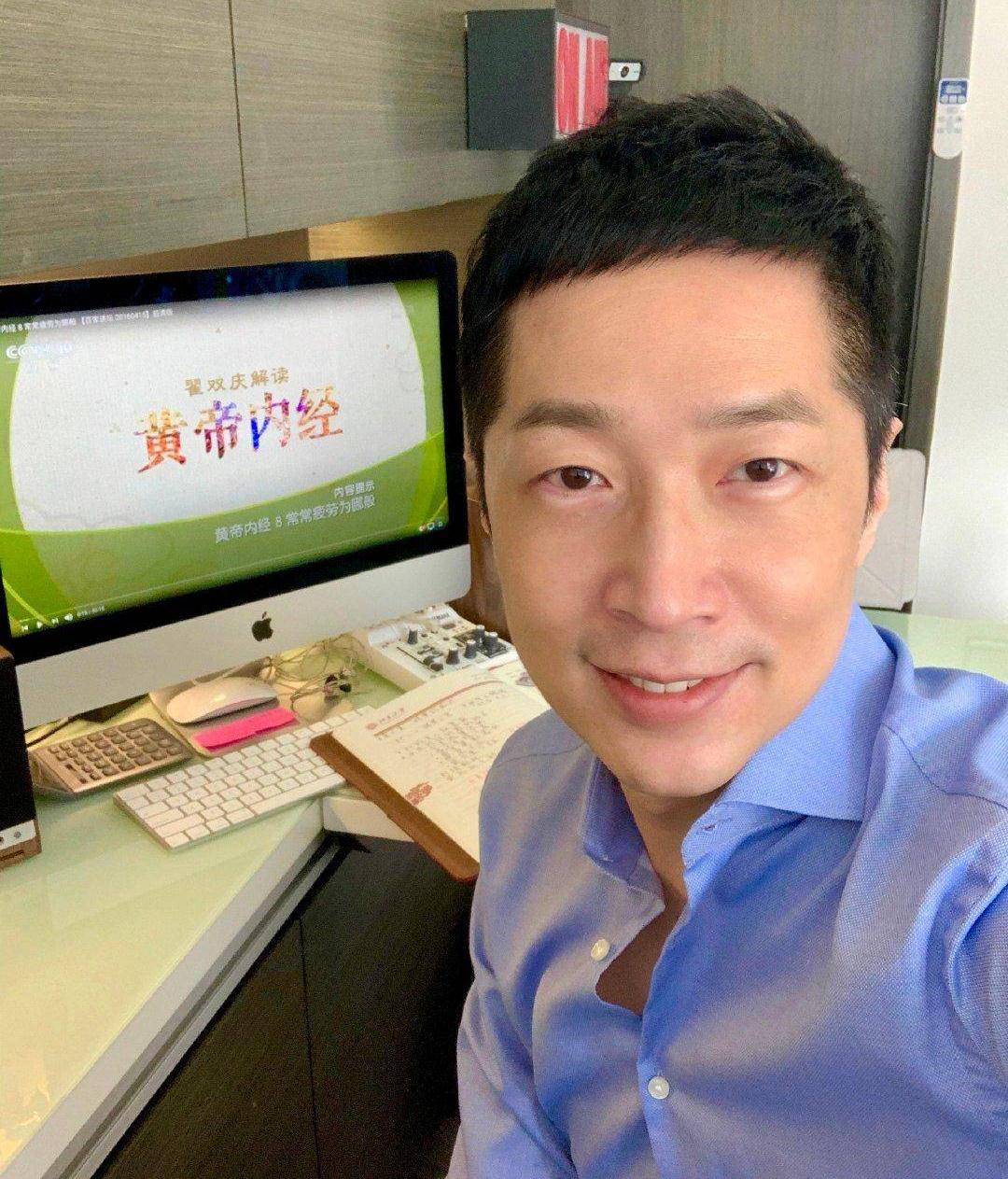 香港演员马浚伟成功转型，继北大硕士之后，成功上岸，网友：真牛_百科TA说