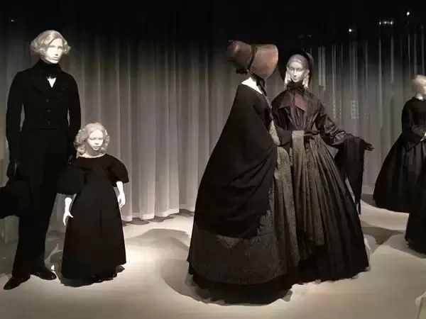 黑色系优雅：19世纪的丧服时尚_百科TA说