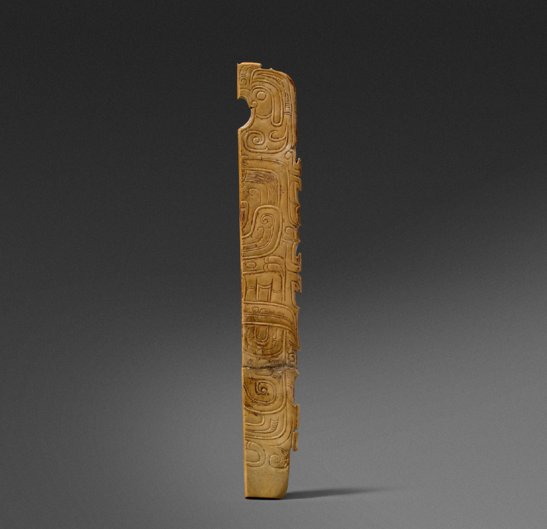 西周神人凤鸟纹玉柄形器